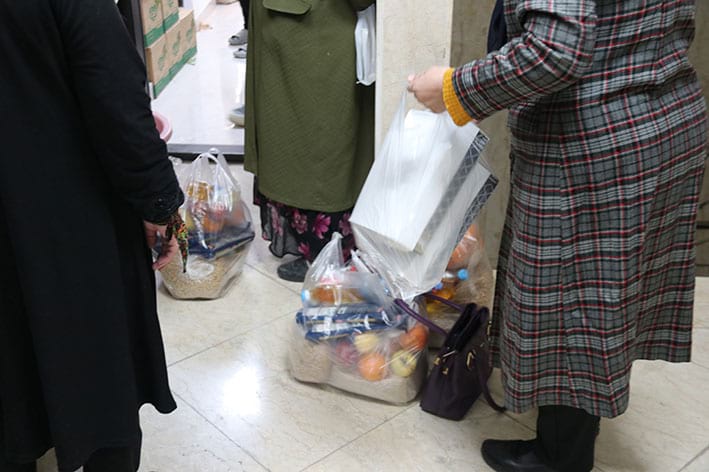 یلدا با طعم همدلی؛ توزیع ۳۰۰ بسته معیشتی میان خانواده‌های زندانیان در سنندج