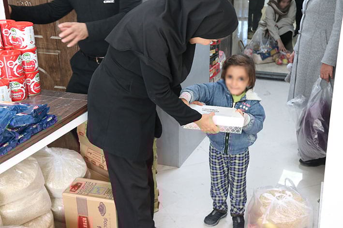 یلدا با طعم همدلی؛ توزیع ۳۰۰ بسته معیشتی میان خانواده‌های زندانیان در سنندج