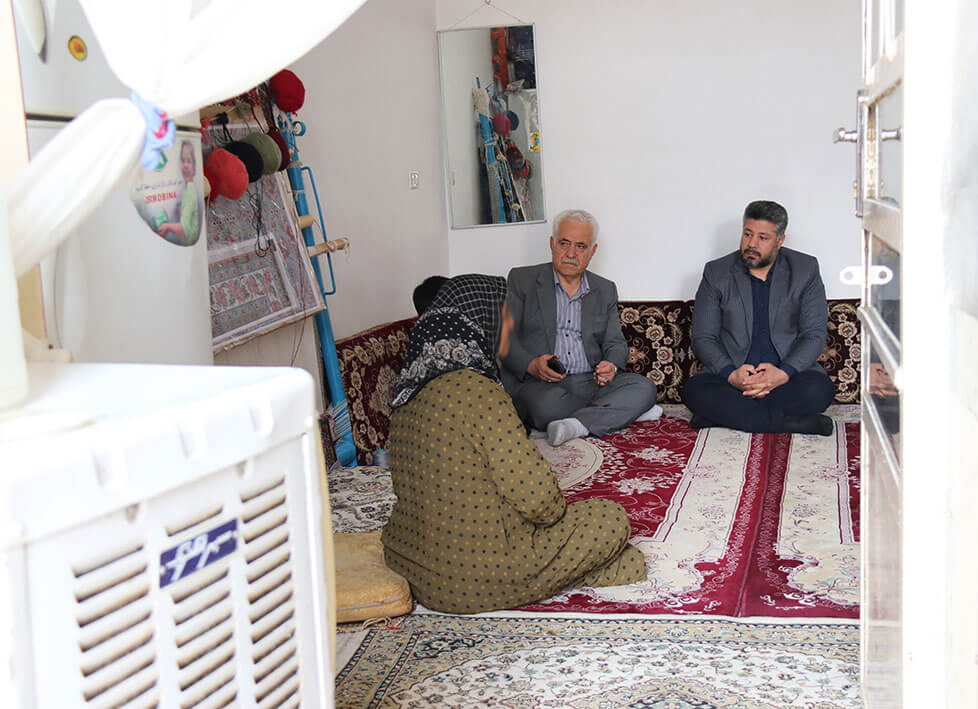 حضور میدانی معاون سلامت زندانهای کردستان در پویش حسینی . مصطفی محمدی، رئیس زندان مرکزی سنندج و با همراهی بایرام شهبازی، معاون سلامت ، اصلاح و تربیت زندانهای استان کردستان، علیاشرف زانیار، مدیرعامل انجمن حمایت زندانیان سنندج