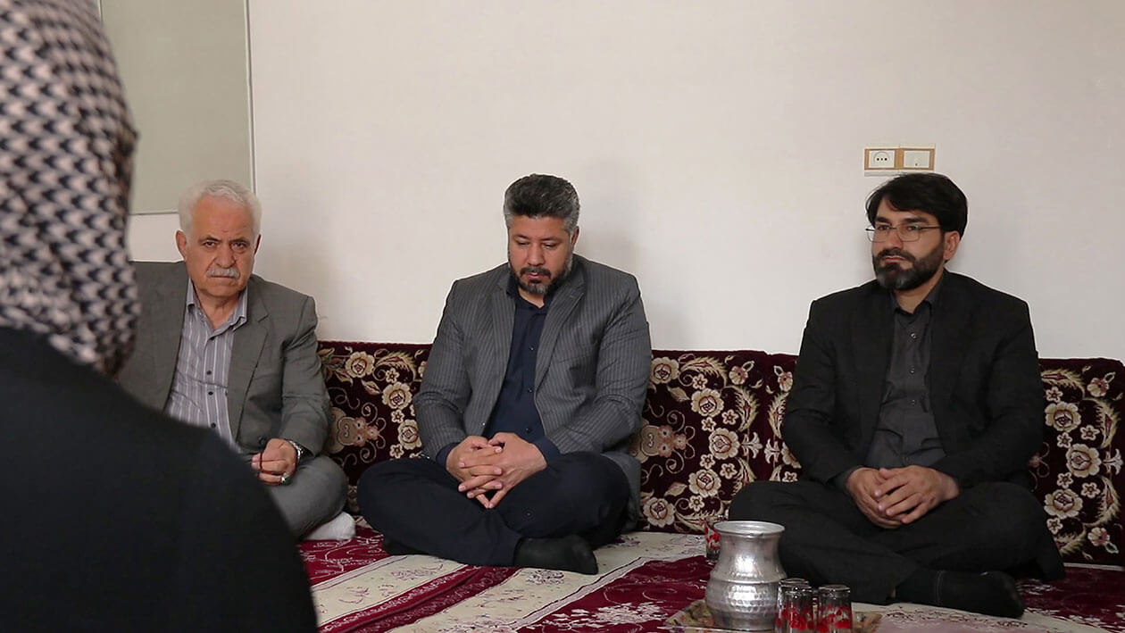 حضور میدانی معاون سلامت زندانهای کردستان در پویش حسینی . مصطفی محمدی، رئیس زندان مرکزی سنندج و با همراهی بایرام شهبازی، معاون سلامت ، اصلاح و تربیت زندانهای استان کردستان، علیاشرف زانیار، مدیرعامل انجمن حمایت زندانیان سنندج