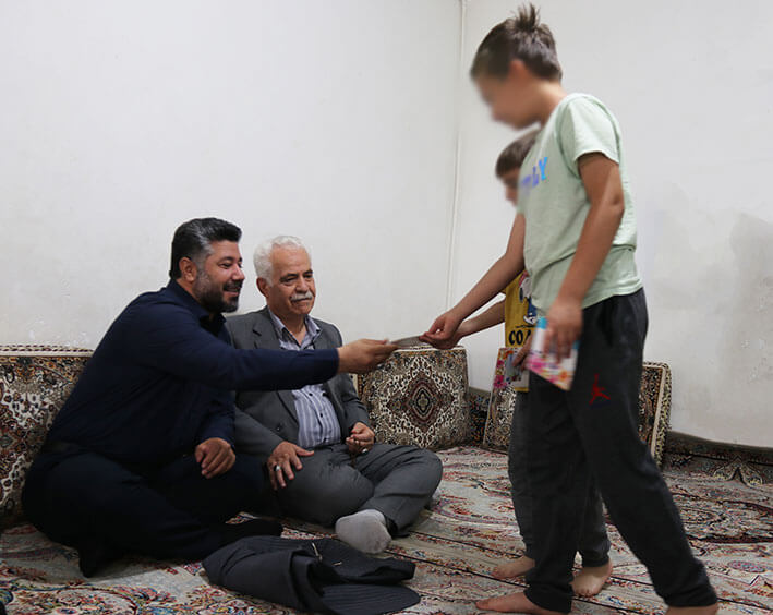 حضور میدانی معاون سلامت زندانهای کردستان در پویش حسینی . مصطفی محمدی، رئیس زندان مرکزی سنندج و با همراهی بایرام شهبازی، معاون سلامت ، اصلاح و تربیت زندانهای استان کردستان، علیاشرف زانیار، مدیرعامل انجمن حمایت زندانیان سنندج