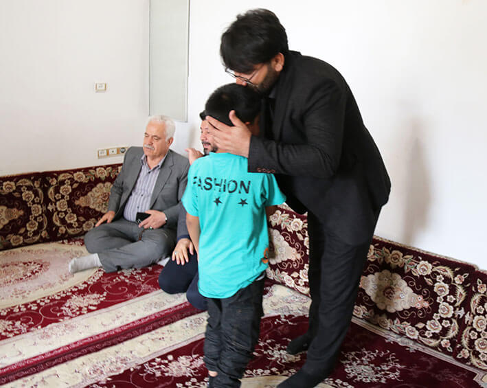 حضور میدانی معاون سلامت زندانهای کردستان در پویش حسینی . مصطفی محمدی، رئیس زندان مرکزی سنندج و با همراهی بایرام شهبازی، معاون سلامت ، اصلاح و تربیت زندانهای استان کردستان، علیاشرف زانیار، مدیرعامل انجمن حمایت زندانیان سنندج