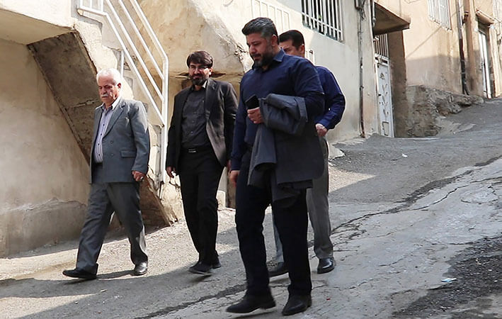 حضور میدانی معاون سلامت زندانهای کردستان در پویش حسینی . مصطفی محمدی، رئیس زندان مرکزی سنندج و با همراهی بایرام شهبازی، معاون سلامت ، اصلاح و تربیت زندانهای استان کردستان، علیاشرف زانیار، مدیرعامل انجمن حمایت زندانیان سنندج
