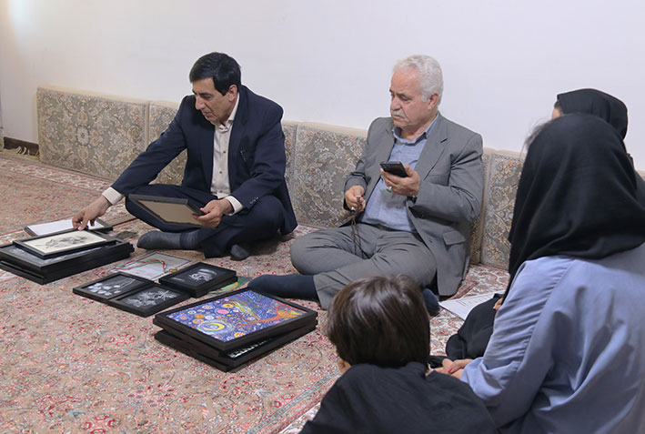بازدید میدانی مدیرکل زندان‌های کردستان از خانواده‌های هنرآفرین تحت پوشش انجمن ، محمد خسروی، مدیرکل زندان‌های استان کردستان و نایب‌رئیس هیئت‌مدیره انجمن، علی‌اشرف زانیار، مدیرعامل انجمن حمایت زندانیان سنندج، اقدامات حمایتی انجام‌شده و برنامه‌های پیش‌ِرو در حوزه توانمندسازی، اشتغال و رسیدگی معیشتی 