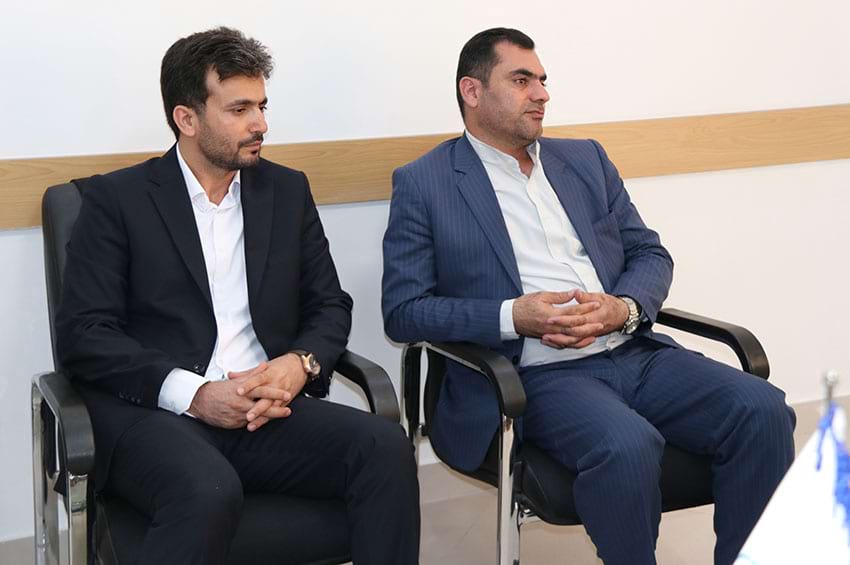 دکتر رسول بهرامی‌پور، رئیس سازمان بسیج حقوقدانان کشور، به همراه علی‌اصغر ملاولی، رئیس بسیج حقوقدانان استان کردستان، با حضور در دفتر انجمن حمایت زندانیان سنندج ، علی اشرف زانیار مدیرعامل انجمن