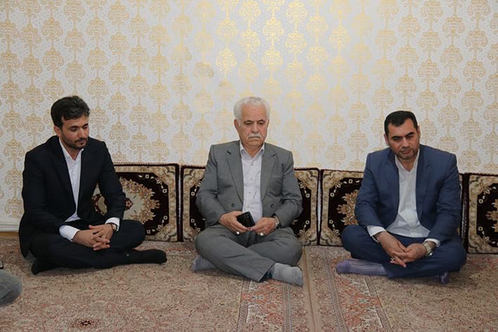 دکتر رسول بهرامی‌پور، رئیس سازمان بسیج حقوقدانان کشور، به همراه علی‌اصغر ملاولی، رئیس بسیج حقوقدانان استان کردستان، با حضور در دفتر انجمن حمایت زندانیان سنندج ، علی اشرف زانیار مدیرعامل انجمن