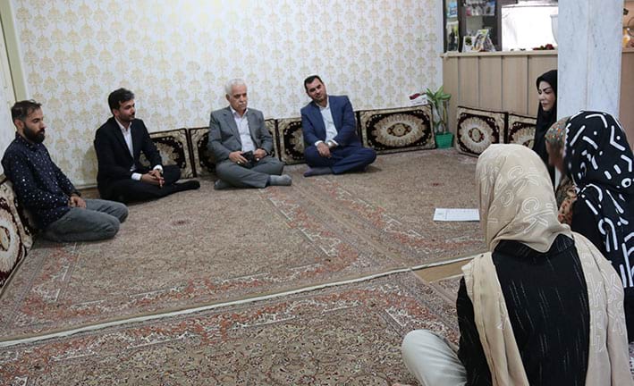 دکتر رسول بهرامی‌پور، رئیس سازمان بسیج حقوقدانان کشور، به همراه علی‌اصغر ملاولی، رئیس بسیج حقوقدانان استان کردستان، با حضور در دفتر انجمن حمایت زندانیان سنندج ، علی اشرف زانیار مدیرعامل انجمن