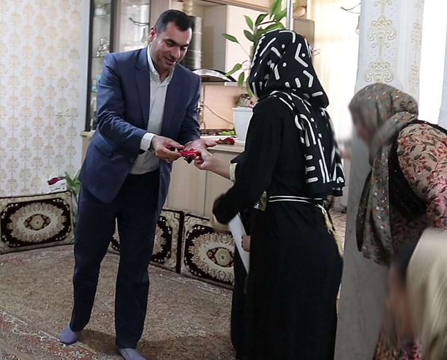 دکتر رسول بهرامی‌پور، رئیس سازمان بسیج حقوقدانان کشور، به همراه علی‌اصغر ملاولی، رئیس بسیج حقوقدانان استان کردستان، با حضور در دفتر انجمن حمایت زندانیان سنندج ، علی اشرف زانیار مدیرعامل انجمن